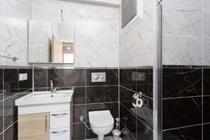 Baignoire, sèche-cheveux, serviettes fournies