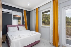 4 bedrooms, iron/ironing board, WiFi, bed sheets