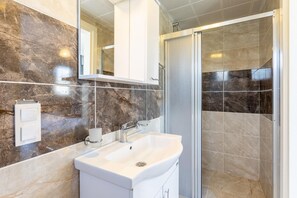 Baignoire, séchoir à cheveux, serviettes fournies