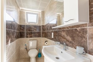 Baignoire, séchoir à cheveux, serviettes fournies