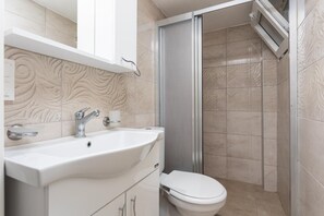 Bathtub, hair dryer, towels