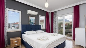 6 bedrooms, iron/ironing board, WiFi, bed sheets