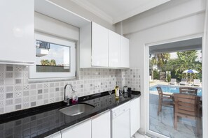 Een koelkast, een oven, een vaatwasser