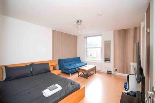"Cozy 2BR Retreat, London Rental