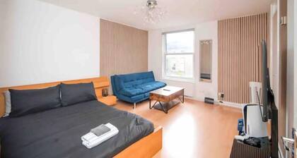 "Cozy 2BR Retreat, London Rental