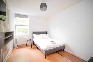 2 bedrooms, iron/ironing board, WiFi, bed sheets - "Cozy 2BR Retreat, London Rental (London)