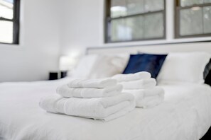 2 bedrooms, iron/ironing board, free WiFi, bed sheets - Quiet Escape, Ideal 4 Longer Stays, Fast WiFi (St. Louis)