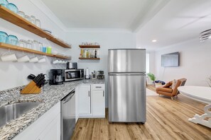 Geladeira, micro-ondas, fogão, cooktop