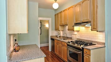 Full-size fridge, microwave, oven, dishwasher