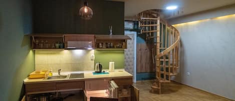 Apartemen Keluarga | Dapur pribadi | Kompor, peralatan masak/sendok-piring, perlengkapan kebersihan, dan tisu