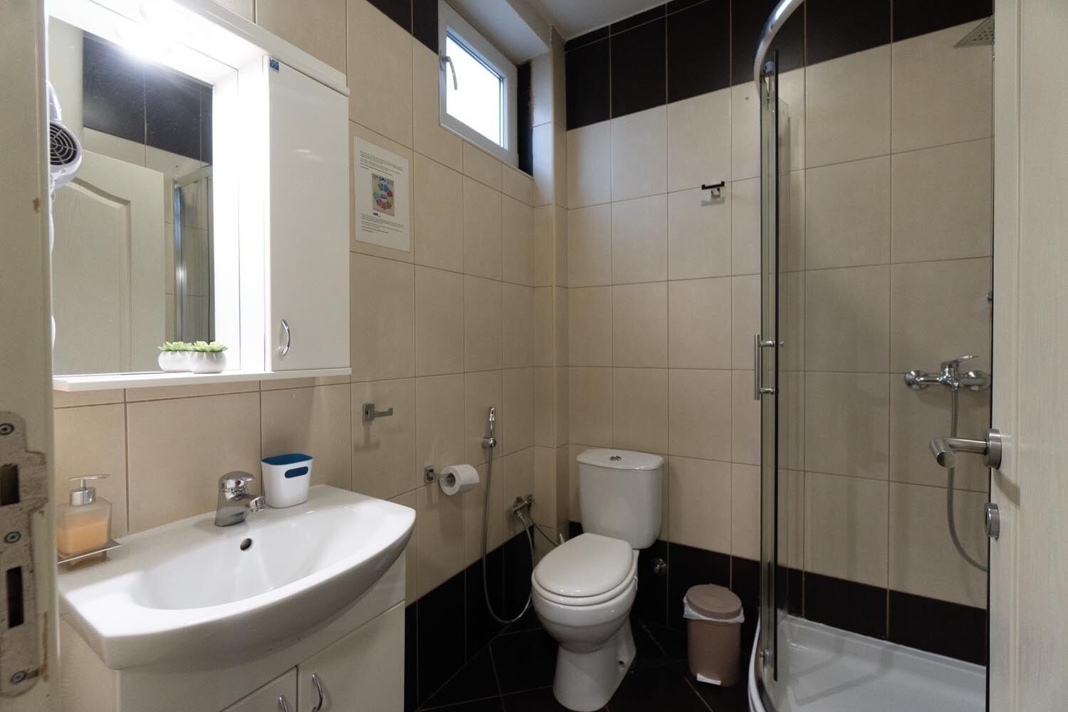 Dusj, regndusjhode, toalettartikler (inkludert) og hårføner