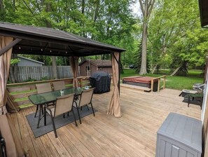 Outdoor dining - Kawkawlin River Home (Bay City)