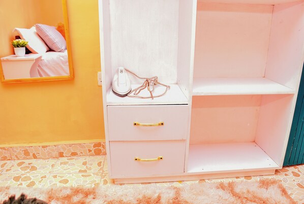 1 多间卧室、熨斗/熨衣板、收费 WiFi、床单