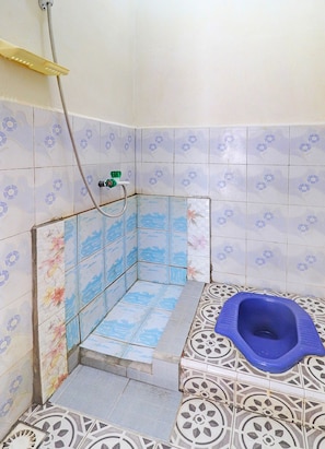 Economy Double Room | Bathroom | Shower, towels