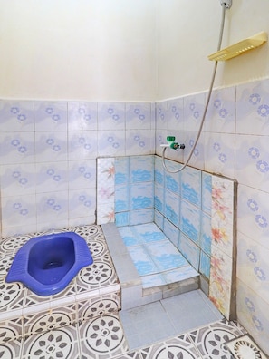 Economy Double Room | Bilik Mandi | Pancuran mandi, tuala disediakan