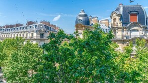 Una hilera de edificios de estilo europeo tradicional, con una cúpula destacada y un balcón.