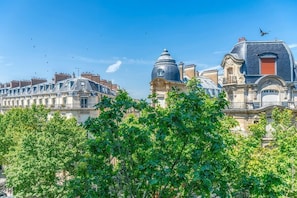 Una fila di edifici in stile europeo tradizionale, con una cupola imponente e un balcone.