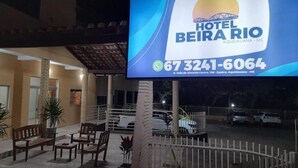 Un letrero de hotel con el nombre 'HOTEL BEIRAO' y un número de contacto.