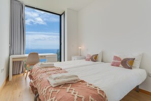 3 bedrooms, iron/ironing board, WiFi, bed sheets - CR7 Airport View (Santa Cruz)