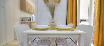 Charming 2 bedroom townhouse, internal yard JDES1-1