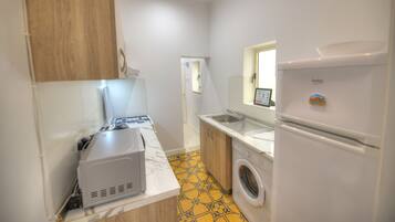 Réfrigérateur, micro-ondes, four, cafetiÚre/bouilloire