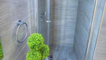 Dusche, Haartrockner, Handtücher