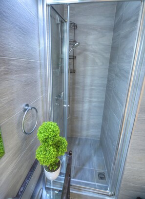 Dusche, Haartrockner, Handtücher