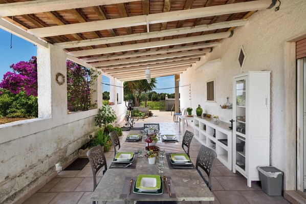 Outdoor dining