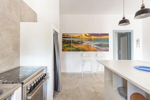 Refrigerador, horno, placa de cocina, utensilios de cocina