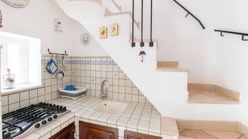 Een koelkast, een koffiezetapparaat/waterkoker