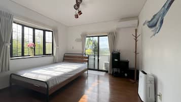 4 bedrooms, desk, free WiFi, bed sheets