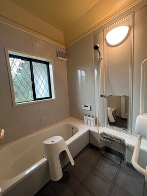 Articles de toilette gratuits, sèche-cheveux, bidet, serviettes fournies