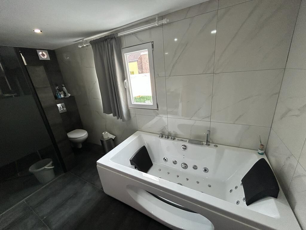Dusche, Whirlpool, Haartrockner, Handtücher
