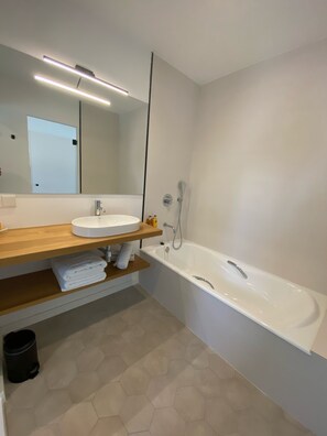 Ducha, secador de pelo, batas, toallas