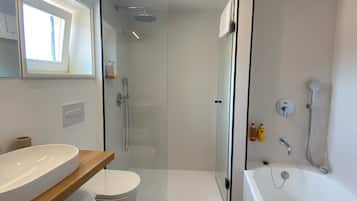 Habitación Signature | Baño | Ducha, secador de pelo, albornoces y toallas
