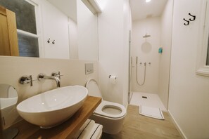Kamar Comfort | Kamar mandi | Shower, pengering rambut, jubah mandi, dan handuk