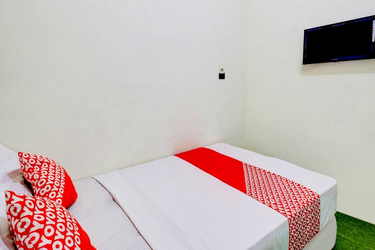 Economy Double Room | Desk, laptop workspace, free WiFi, bed sheets