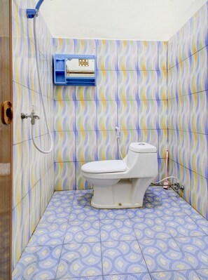 Ein Badezimmer mit Toilette, Dusche und Waschbecken.