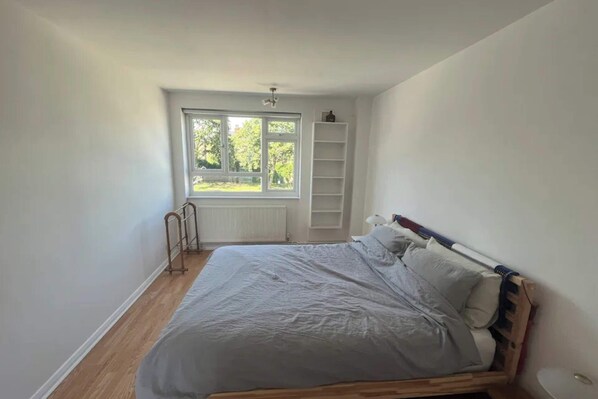 Basic Apartment, 1 King Bed | 1 bedroom, iron/ironing board, bed sheets - Charming & Peaceful 1BD Flat - Clapham Junction (London)