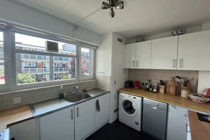Basic Apartment, 1 King Bed | Private kitchen | Fridge, oven, stovetop, electric kettle - Charming & Peaceful 1BD Flat - Clapham Junction (London)