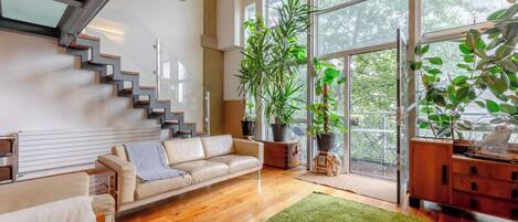 المنشأة من الداخل