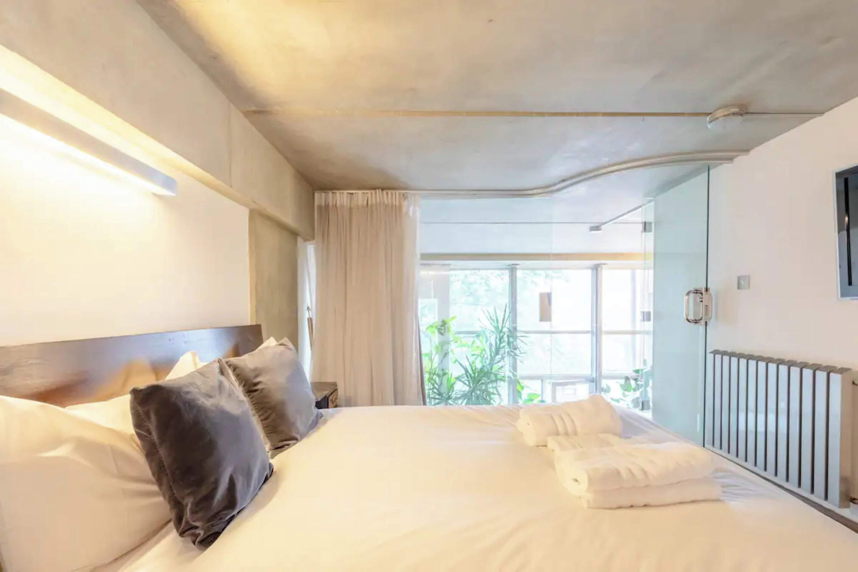 2 bedrooms, laptop workspace, iron/ironing board, bed sheets