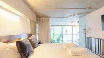 2 bedrooms, laptop workspace, iron/ironing board, bed sheets