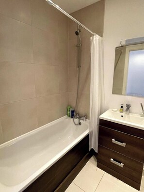 Basic Apartment, 2 Double Beds | Bathroom | Towels, soap, shampoo, toilet paper - Spacious & Bright 2BD Flat - Bethnal Green! (London)