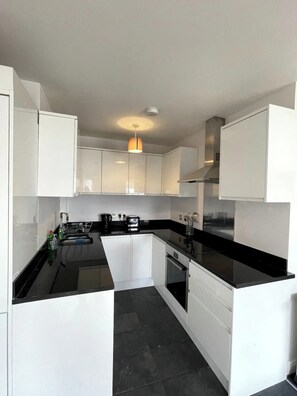 Basic Apartment, 2 Double Beds | Private kitchen | Fridge, oven, stovetop, dishwasher