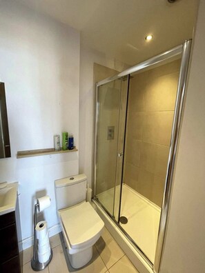Basic-Apartment, 2 Doppelbetten | Badezimmer | Handtücher, Seife, Shampoo, Toilettenpapier