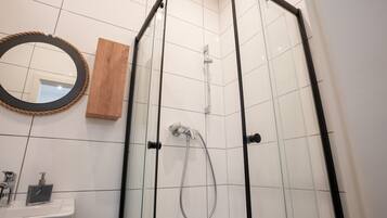 Een douche, een haardroger, handdoeken, zeep