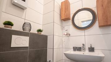 Een douche, een haardroger, handdoeken, zeep