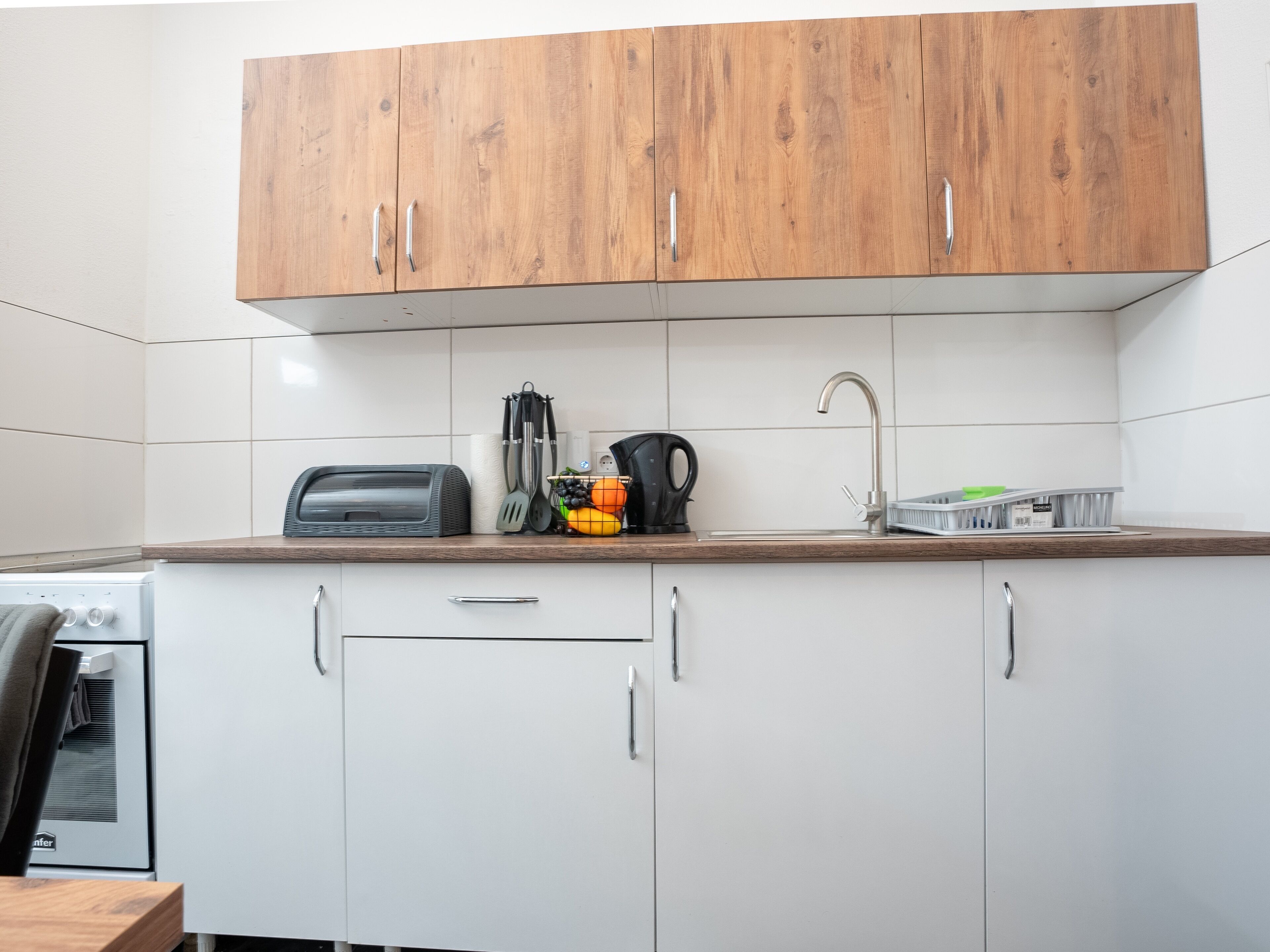 Een koelkast, een oven, een kookplaat, een waterkoker