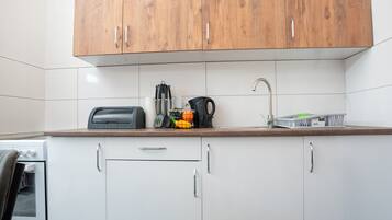 Een koelkast, een oven, een kookplaat, een waterkoker